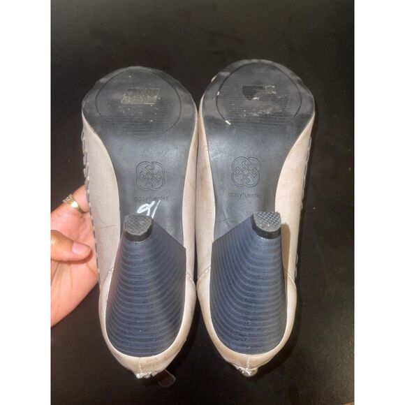 Daisy Fuentes Women's Acha Cutout Peep Toe Booties in Warm White Size 6 - Picture 5 of 8